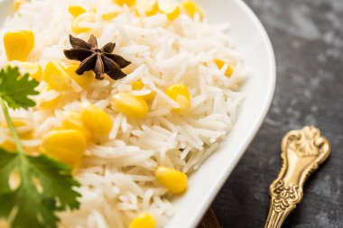 Mısır Pirinç basmati pirinç ile haşlanmış Mısır tohumu kullanılarak yapılan, bir kapta servis edilir. seçici odaklama 