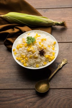 Mısır Pirinç basmati pirinç ile haşlanmış Mısır tohumu kullanılarak yapılan, bir kapta servis edilir. seçici odaklama 