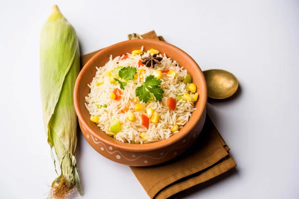 Mısır Pilavı veya Pulav pirinç ve sebze ile haşlanmış Mısır tohumu kullanılarak yapılır. seçici odaklama