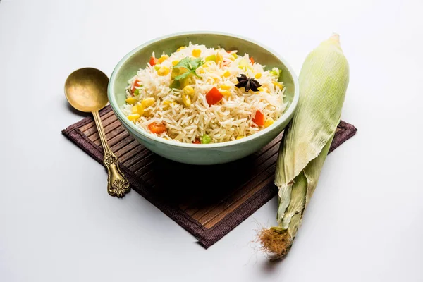 Mısır Pilavı veya Pulav pirinç ve sebze ile haşlanmış Mısır tohumu kullanılarak yapılır. seçici odaklama