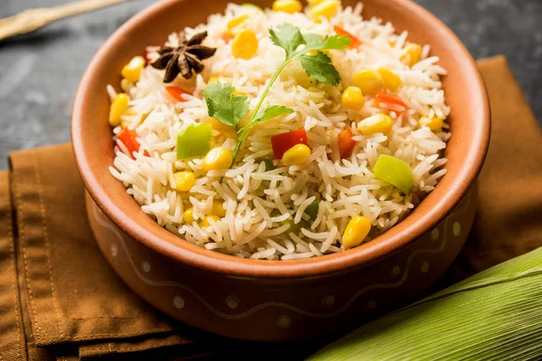 Mısır Pilavı veya Pulav pirinç ve sebze ile haşlanmış Mısır tohumu kullanılarak yapılır. seçici odaklama