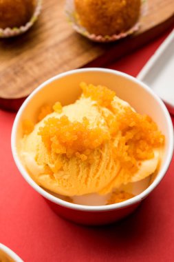 Bundi / Motichoor Dondurma Hindistan' dan hint geleneksel tatlı motichur laddoo ile Dondurma bir füzyon, seçici odak