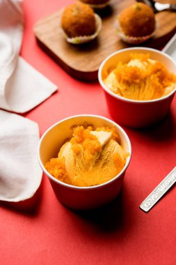 Bundi / Motichoor Dondurma Hindistan' dan hint geleneksel tatlı motichur laddoo ile Dondurma bir füzyon, seçici odak