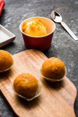 Bundi / Motichoor Dondurma Hindistan' dan hint geleneksel tatlı motichur laddoo ile Dondurma bir füzyon, seçici odak