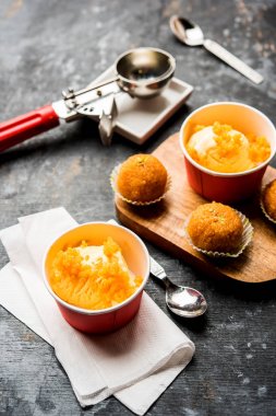 Bundi / Motichoor Dondurma Hindistan' dan hint geleneksel tatlı motichur laddoo ile Dondurma bir füzyon, seçici odak