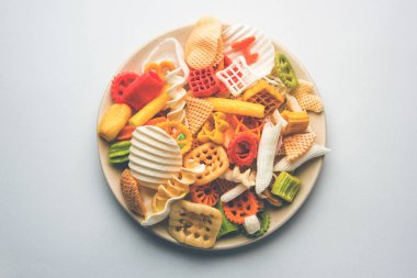 Atıştırmalık peletler, tahıllar, patates ler veya sebze tozları gibi hammaddelerle yapılan ve daha sonra kızartma, sıcak hava pişirme kullanılarak işlenen genişletilmiş olmayan ürünlerdir. çok renkli / şekilli hazır atıştırmalıklar