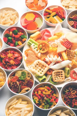 Atıştırmalık peletler, tahıllar, patates ler veya sebze tozları gibi hammaddelerle yapılan ve daha sonra kızartma, sıcak hava pişirme kullanılarak işlenen genişletilmiş olmayan ürünlerdir. çok renkli / şekilli hazır atıştırmalıklar