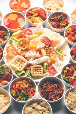 Atıştırmalık peletler, tahıllar, patates ler veya sebze tozları gibi hammaddelerle yapılan ve daha sonra kızartma, sıcak hava pişirme kullanılarak işlenen genişletilmiş olmayan ürünlerdir. çok renkli / şekilli hazır atıştırmalıklar