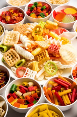 Atıştırmalık peletler, tahıllar, patates ler veya sebze tozları gibi hammaddelerle yapılan ve daha sonra kızartma, sıcak hava pişirme kullanılarak işlenen genişletilmiş olmayan ürünlerdir. çok renkli / şekilli hazır atıştırmalıklar