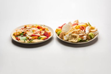 Atıştırmalık peletler, tahıllar, patates ler veya sebze tozları gibi hammaddelerle yapılan ve daha sonra kızartma, sıcak hava pişirme kullanılarak işlenen genişletilmiş olmayan ürünlerdir. çok renkli / şekilli hazır atıştırmalıklar