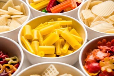 Atıştırmalık peletler, tahıllar, patates ler veya sebze tozları gibi hammaddelerle yapılan ve daha sonra kızartma, sıcak hava pişirme kullanılarak işlenen genişletilmiş olmayan ürünlerdir. çok renkli / şekilli hazır atıştırmalıklar