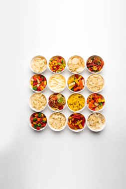 Atıştırmalık peletler, tahıllar, patates ler veya sebze tozları gibi hammaddelerle yapılan ve daha sonra kızartma, sıcak hava pişirme kullanılarak işlenen genişletilmiş olmayan ürünlerdir. çok renkli / şekilli hazır atıştırmalıklar