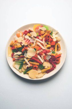 Atıştırmalık peletler, tahıllar, patates ler veya sebze tozları gibi hammaddelerle yapılan ve daha sonra kızartma, sıcak hava pişirme kullanılarak işlenen genişletilmiş olmayan ürünlerdir. çok renkli / şekilli hazır atıştırmalıklar