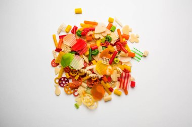 Atıştırmalık peletler, tahıllar, patates ler veya sebze tozları gibi hammaddelerle yapılan ve daha sonra kızartma, sıcak hava pişirme kullanılarak işlenen genişletilmiş olmayan ürünlerdir. çok renkli / şekilli hazır atıştırmalıklar