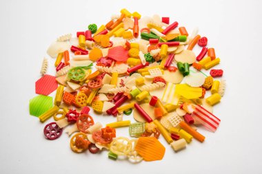 Atıştırmalık peletler, tahıllar, patates ler veya sebze tozları gibi hammaddelerle yapılan ve daha sonra kızartma, sıcak hava pişirme kullanılarak işlenen genişletilmiş olmayan ürünlerdir. çok renkli / şekilli hazır atıştırmalıklar