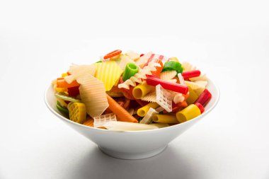 Atıştırmalık peletler, tahıllar, patates ler veya sebze tozları gibi hammaddelerle yapılan ve daha sonra kızartma, sıcak hava pişirme kullanılarak işlenen genişletilmiş olmayan ürünlerdir. çok renkli / şekilli hazır atıştırmalıklar