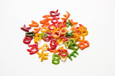 Atıştırmalık peletler, tahıllar, patates ler veya sebze tozları gibi hammaddelerle yapılan ve daha sonra kızartma, sıcak hava pişirme kullanılarak işlenen genişletilmiş olmayan ürünlerdir. çok renkli / şekilli hazır atıştırmalıklar