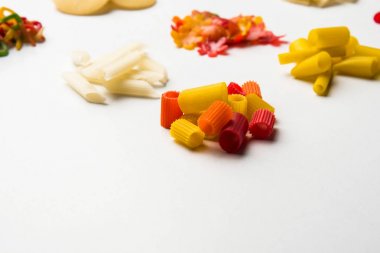 Atıştırmalık peletler, tahıllar, patates ler veya sebze tozları gibi hammaddelerle yapılan ve daha sonra kızartma, sıcak hava pişirme kullanılarak işlenen genişletilmiş olmayan ürünlerdir. çok renkli / şekilli hazır atıştırmalıklar