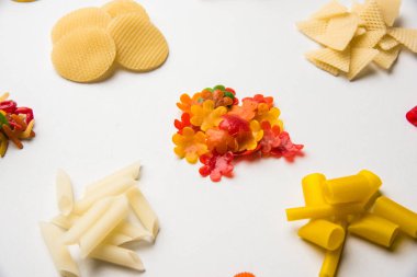 Atıştırmalık peletler, tahıllar, patates ler veya sebze tozları gibi hammaddelerle yapılan ve daha sonra kızartma, sıcak hava pişirme kullanılarak işlenen genişletilmiş olmayan ürünlerdir. çok renkli / şekilli hazır atıştırmalıklar