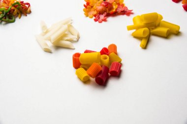 Atıştırmalık peletler, tahıllar, patates ler veya sebze tozları gibi hammaddelerle yapılan ve daha sonra kızartma, sıcak hava pişirme kullanılarak işlenen genişletilmiş olmayan ürünlerdir. çok renkli / şekilli hazır atıştırmalıklar