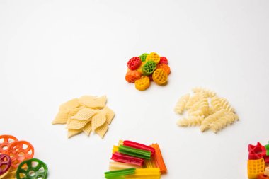 Atıştırmalık peletler, tahıllar, patates ler veya sebze tozları gibi hammaddelerle yapılan ve daha sonra kızartma, sıcak hava pişirme kullanılarak işlenen genişletilmiş olmayan ürünlerdir. çok renkli / şekilli hazır atıştırmalıklar