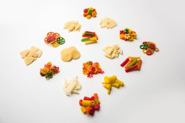 Atıştırmalık peletler, tahıllar, patates ler veya sebze tozları gibi hammaddelerle yapılan ve daha sonra kızartma, sıcak hava pişirme kullanılarak işlenen genişletilmiş olmayan ürünlerdir. çok renkli / şekilli hazır atıştırmalıklar