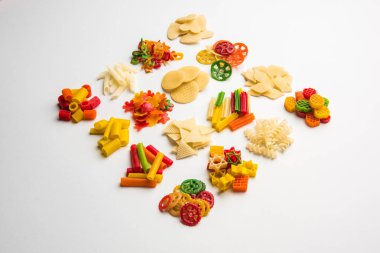 Atıştırmalık peletler, tahıllar, patates ler veya sebze tozları gibi hammaddelerle yapılan ve daha sonra kızartma, sıcak hava pişirme kullanılarak işlenen genişletilmiş olmayan ürünlerdir. çok renkli / şekilli hazır atıştırmalıklar