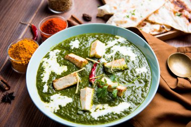 Palak Paneer Masala öğle / akşam yemeği için popüler bir Kuzey Hint tarifi yeşil ıspanak köri süzme peynir kullanılarak yapılır. genellikle Rice ve chapati / naan ile servis edilir. seçici odaklama