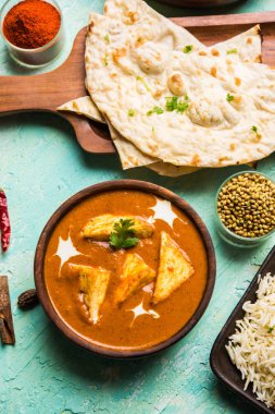 Paneer Butter Masala öğle yemeği için popüler bir Kuzey Hint tarifi / akşam yemeği kırmızı domates köri süzme peynir kullanılarak yapılır. genellikle Rice ve chapati / naan ile servis edilir. seçici odaklama