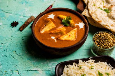 Paneer Butter Masala öğle yemeği için popüler bir Kuzey Hint tarifi / akşam yemeği kırmızı domates köri süzme peynir kullanılarak yapılır. genellikle Rice ve chapati / naan ile servis edilir. seçici odaklama