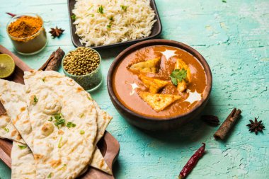 Paneer Butter Masala öğle yemeği için popüler bir Kuzey Hint tarifi / akşam yemeği kırmızı domates köri süzme peynir kullanılarak yapılır. genellikle Rice ve chapati / naan ile servis edilir. seçici odaklama