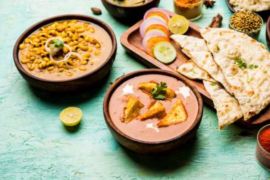 Palak Paneer Tereyağı Masala, Choley / chola ve Naan ve Pirinç ile Siyah Gözlü Barbunya Fasulye köri gibi Hint gıda Grubu