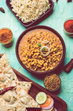 Siyah Gözlü Barbunya Fasulye Sidik Naan ve pirinç ile bir kase içinde servis