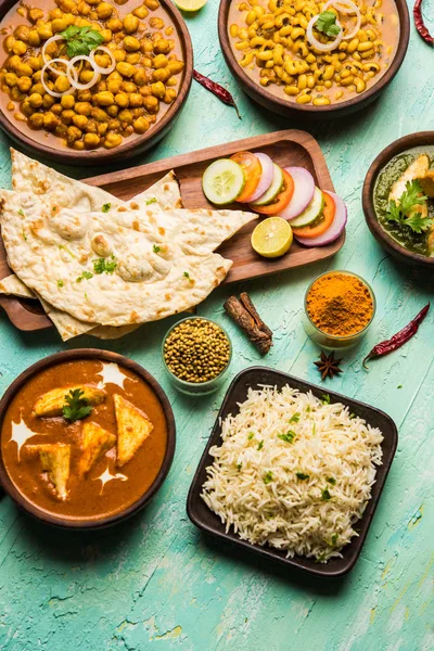 一组印度食物 如帕拉克 帕内巴特 马萨拉 乔拉和黑眼肾豆咖喱 有奈安和大米 — 图库照片