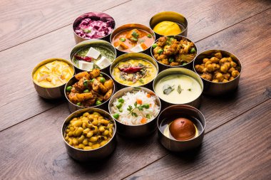paslanmaz çelik kaselerde çeşitli Hint / Pakistan gıda desen veya tasarım, seçici odak oluşturma