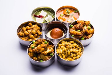 paslanmaz çelik kaselerde çeşitli Hint / Pakistan gıda desen veya tasarım, seçici odak oluşturma