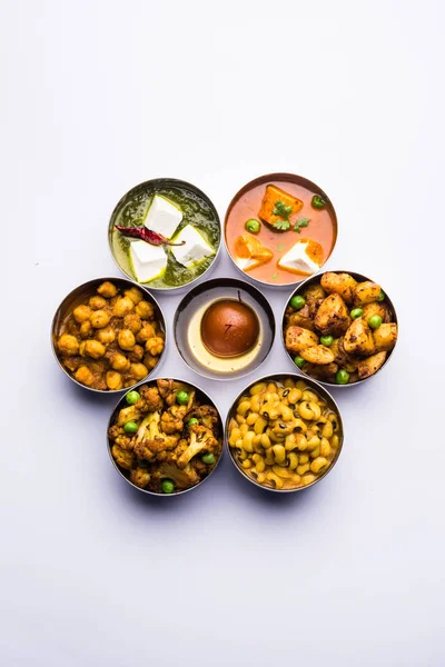 Verschiedene Indische Pakistanische Speisen Edelstahlschalen Die Muster Oder Design Erzeugen — Stockfoto