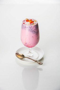 Falooda / Faluda popüler bir Hint tatlı - Çilek ve Mango hangi Dondurma, erişte, tatlı fesleğen tohumu ve fındık, seçici odak aromalı