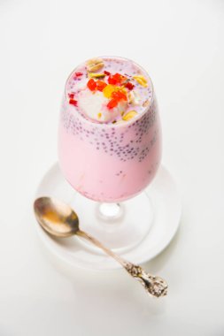 Falooda / Faluda popüler bir Hint tatlı - Çilek ve Mango hangi Dondurma, erişte, tatlı fesleğen tohumu ve fındık, seçici odak aromalı