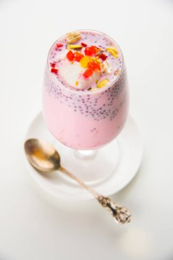 Falooda / Faluda popüler bir Hint tatlı - Çilek ve Mango hangi Dondurma, erişte, tatlı fesleğen tohumu ve fındık, seçici odak aromalı