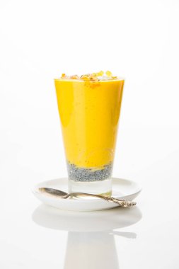 Falooda / Faluda popüler bir Hint tatlı - Çilek ve Mango hangi Dondurma, erişte, tatlı fesleğen tohumu ve fındık, seçici odak aromalı