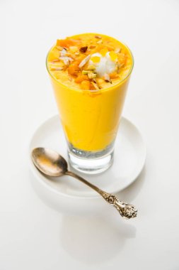 Falooda / Faluda popüler bir Hint tatlı - Çilek ve Mango hangi Dondurma, erişte, tatlı fesleğen tohumu ve fındık, seçici odak aromalı