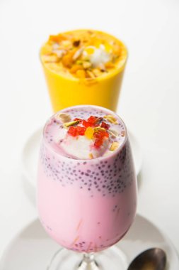 Falooda / Faluda popüler bir Hint tatlı - Çilek ve Mango hangi Dondurma, erişte, tatlı fesleğen tohumu ve fındık, seçici odak aromalı
