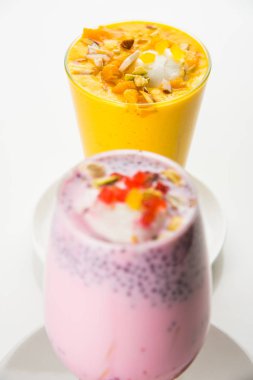 Falooda / Faluda popüler bir Hint tatlı - Çilek ve Mango hangi Dondurma, erişte, tatlı fesleğen tohumu ve fındık, seçici odak aromalı