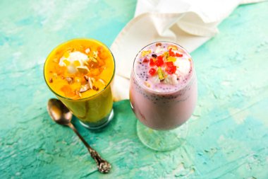 Falooda / Faluda popüler bir Hint tatlı - Çilek ve Mango hangi Dondurma, erişte, tatlı fesleğen tohumu ve fındık, seçici odak aromalı
