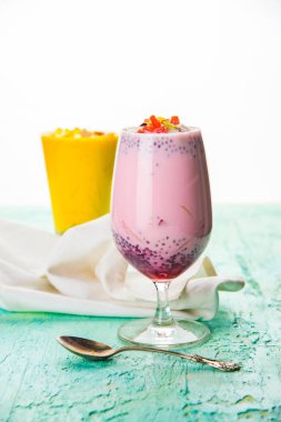 Falooda / Faluda popüler bir Hint tatlı - Çilek ve Mango hangi Dondurma, erişte, tatlı fesleğen tohumu ve fındık, seçici odak aromalı