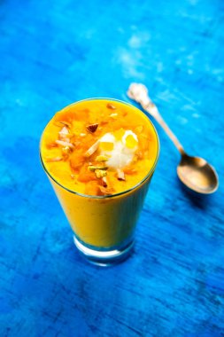 Falooda / Faluda popüler bir Hint tatlı - Çilek ve Mango hangi Dondurma, erişte, tatlı fesleğen tohumu ve fındık, seçici odak aromalı
