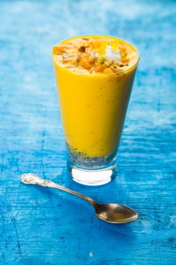 Falooda / Faluda popüler bir Hint tatlı - Çilek ve Mango hangi Dondurma, erişte, tatlı fesleğen tohumu ve fındık, seçici odak aromalı