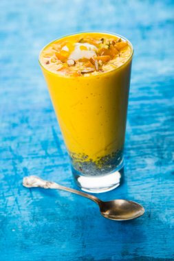 Falooda / Faluda popüler bir Hint tatlı - Çilek ve Mango hangi Dondurma, erişte, tatlı fesleğen tohumu ve fındık, seçici odak aromalı