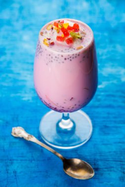 Falooda / Faluda popüler bir Hint tatlı - Çilek ve Mango hangi Dondurma, erişte, tatlı fesleğen tohumu ve fındık, seçici odak aromalı